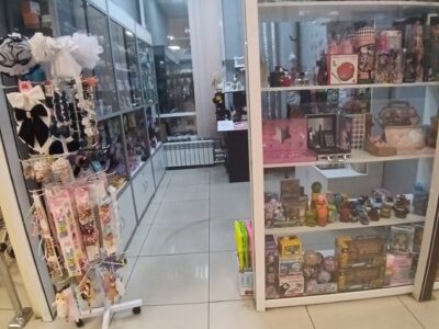 Срочно требуется продавец, в павельон игрушек и косметики. Набережные Челны - Цена 900 руб.